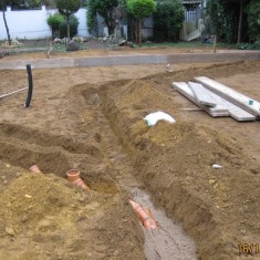 Die ersten Leerrohre für Hausanschlüße, Telekom, Strom, Wasser usw. werden in einem Graben gelegt.