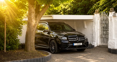 Platz unter dem neu erstellten Carport - der bullige GLE 63 AMG.